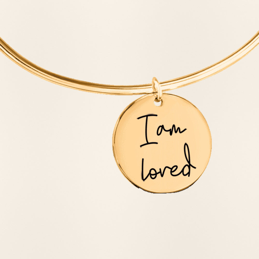 Bracelet jonc Médaille Affirmations Personnalisée : gros plan du motif gravé, exemple de personnalisation en finition dorée.