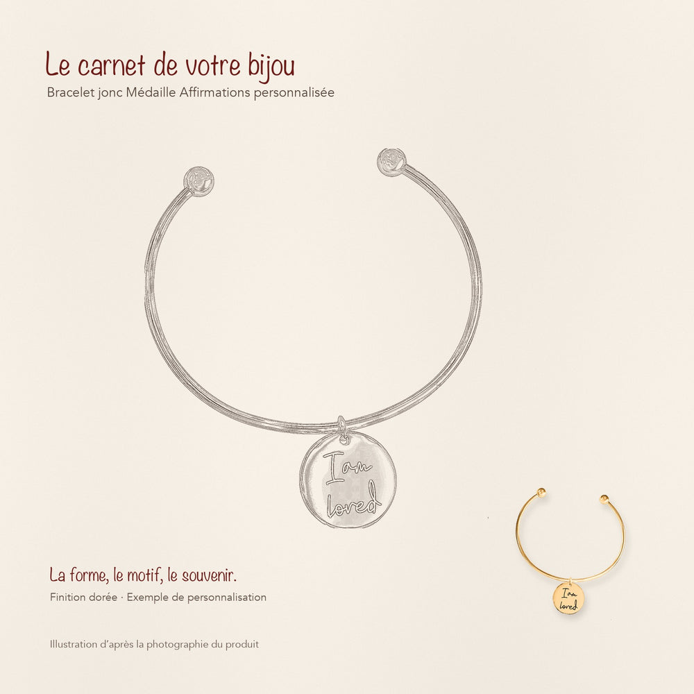 Dessin au trait et photographie du bracelet jonc Médaille Affirmations Personnalisée dans une composition de carnet manuscrit.