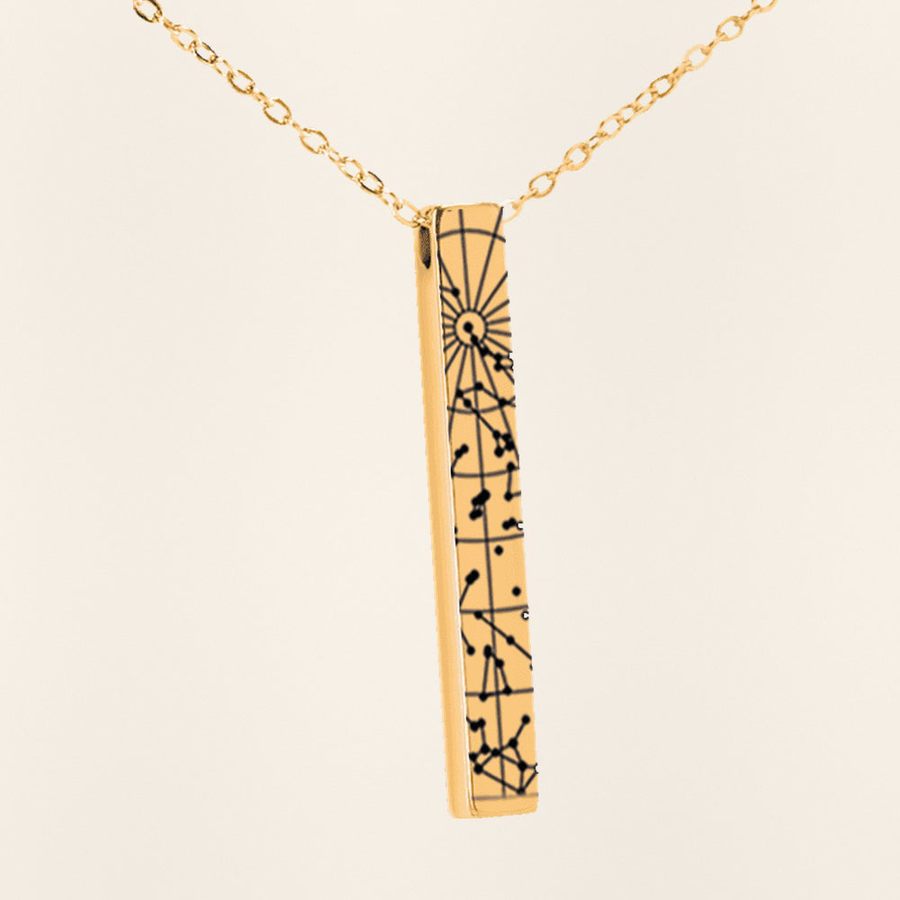 Collier Carte des Étoiles Personnalisé (Barre 3D) en finition dorée, exemple de gravure sur fond ivoire texturé.