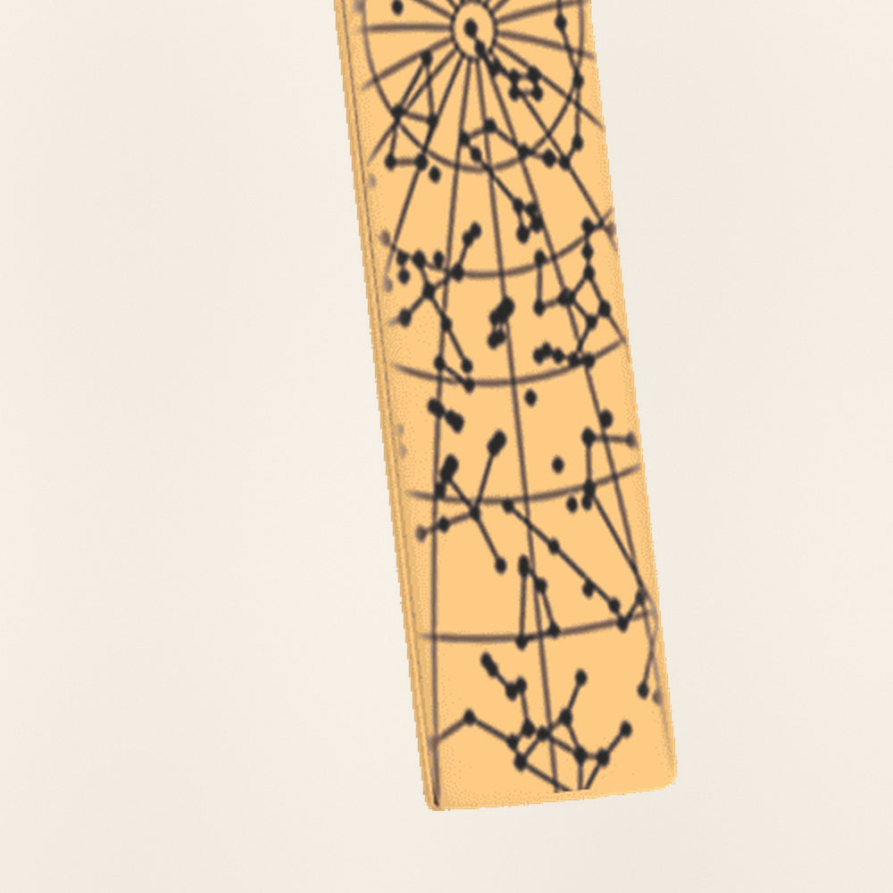 Collier Carte des Étoiles Personnalisé (Barre Verticale) : gros plan du motif gravé, exemple de personnalisation en finition dorée.