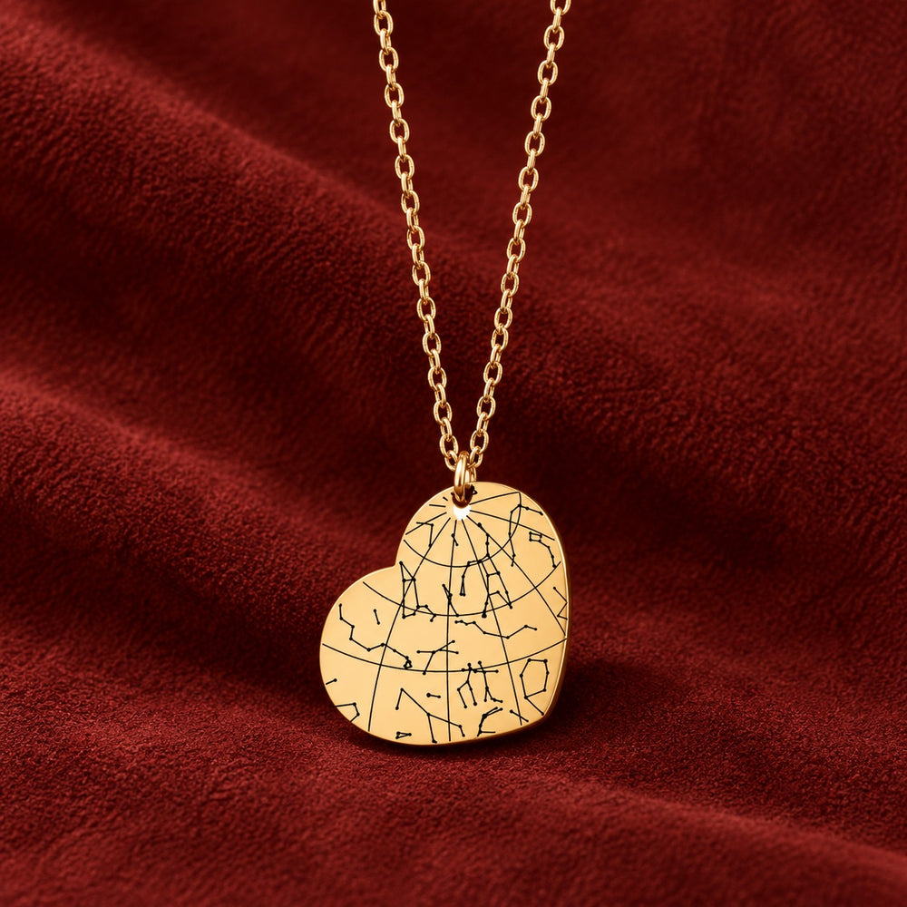 Pendentif doré en forme de cœur, gravé avec carte des étoiles sur suédine rouge sanguine.