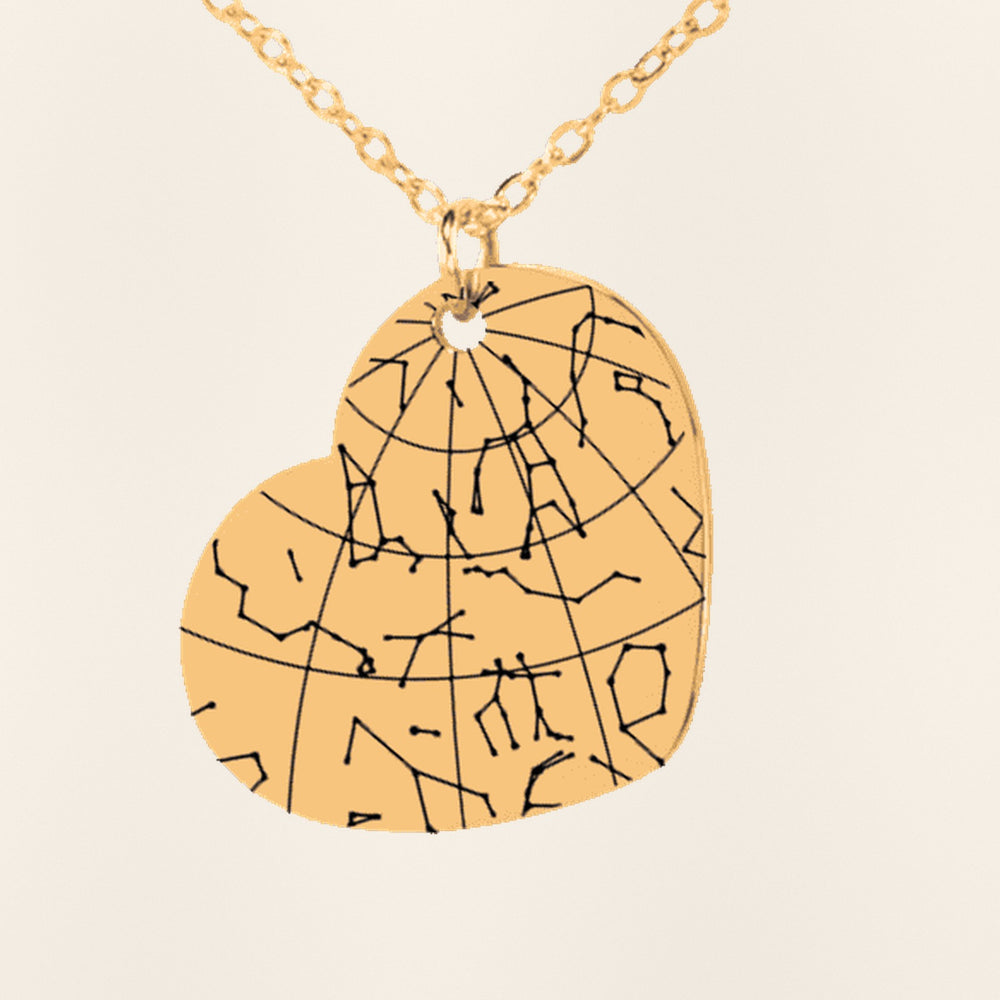 Collier Carte des Étoiles Personnalisé (Coeur) : gros plan du motif gravé, exemple de personnalisation en finition dorée.