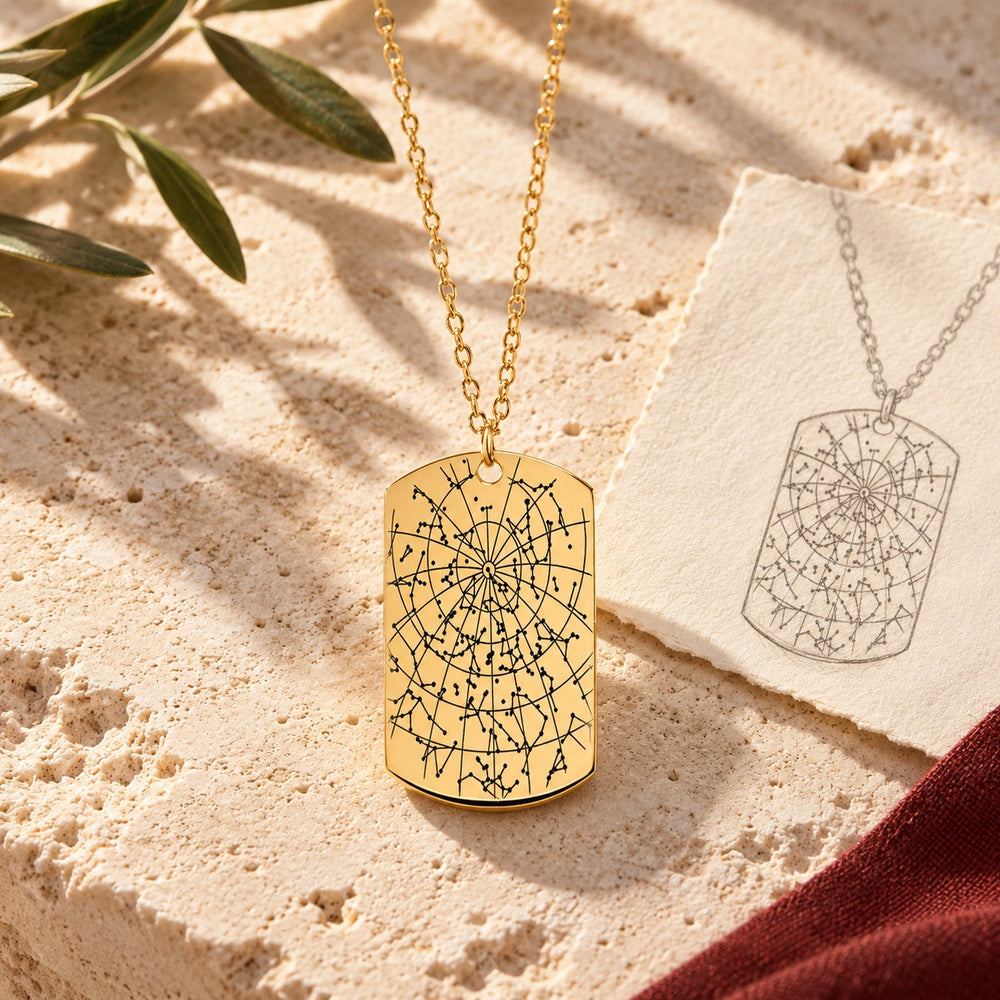 Collier Carte des Étoiles doré sur pierre claire, accompagné du dessin de son pendentif.