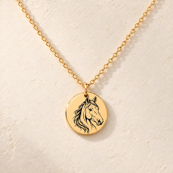 Collier Cheval doré avec portrait équestre gravé, sur fond ivoire.