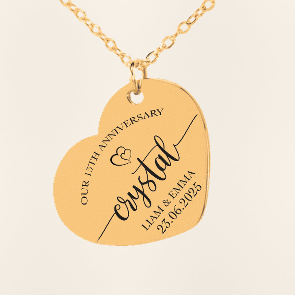 Collier Coeur Anniversaire de Mariage 15 ans (noces de cristal) : gros plan du motif gravé, exemple de personnalisation en finition dorée.