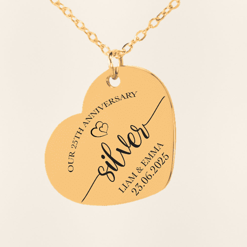 Collier Coeur Anniversaire de Mariage 25 ans : gros plan du motif gravé, exemple de personnalisation en finition dorée.