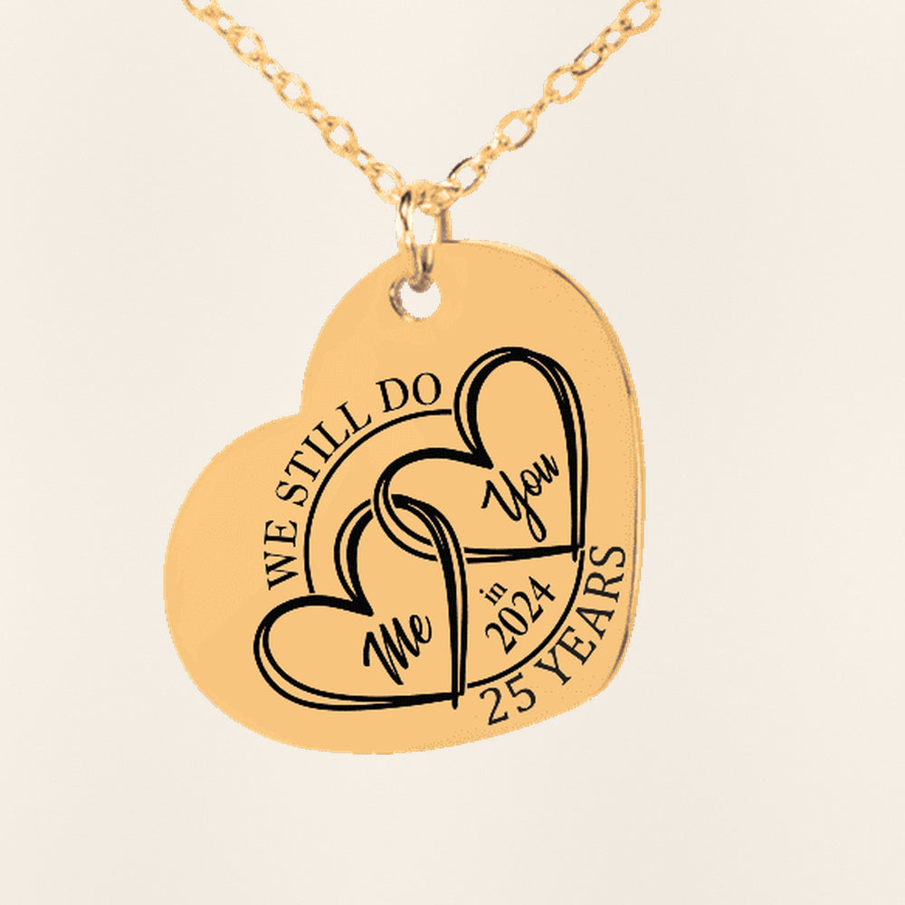 Collier Coeur Anniversaire de Mariage 25 ans (noces d'argent) : gros plan du motif gravé, exemple de personnalisation en finition dorée.