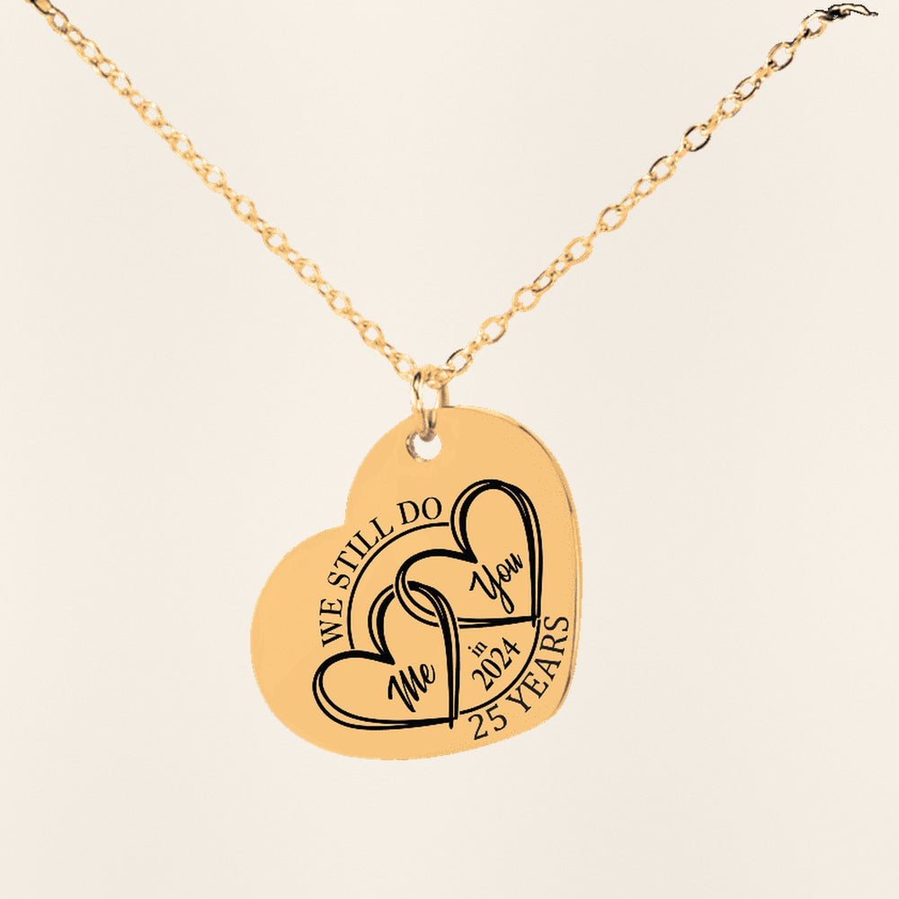 Collier Coeur Anniversaire de Mariage 25 ans (noces d'argent) en finition dorée, exemple de gravure sur fond ivoire texturé.