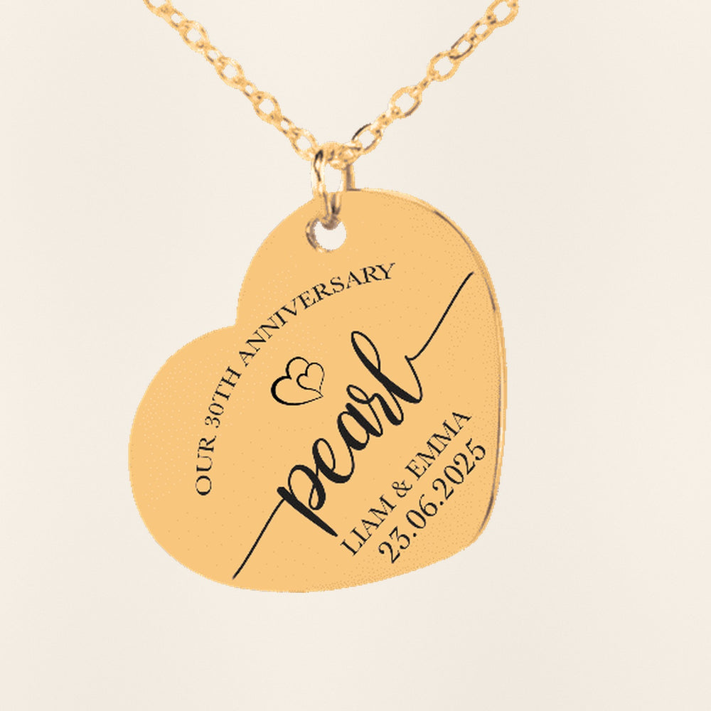 Collier Coeur Anniversaire de Mariage 30 ans (noces de perle) : gros plan du motif gravé, exemple de personnalisation en finition dorée.