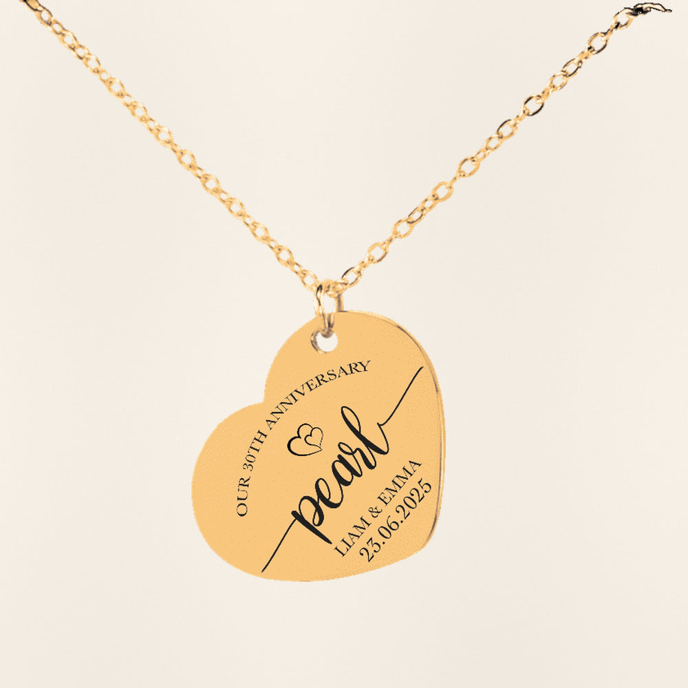 Collier Coeur Anniversaire de Mariage 30 ans (noces de perle) en finition dorée, exemple de gravure sur fond ivoire texturé.