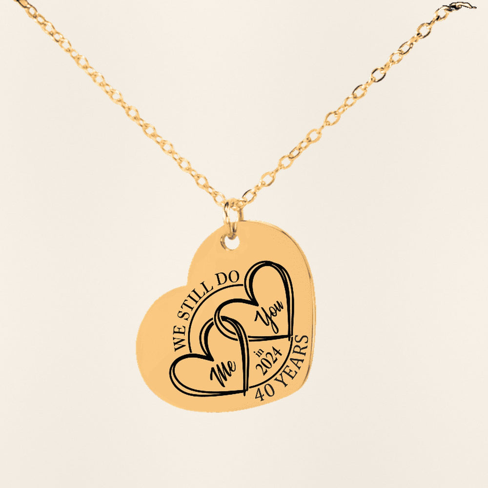 Collier Coeur Anniversaire de Mariage 40 ans (noces d'émeraude) en finition dorée, exemple de gravure sur fond ivoire texturé.