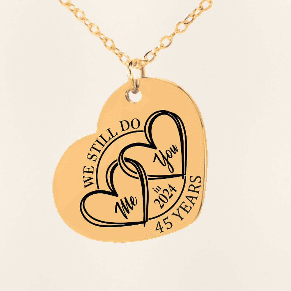 Collier Coeur Anniversaire de Mariage 45 ans (noces de vermeil) : gros plan du motif gravé, exemple de personnalisation en finition dorée.