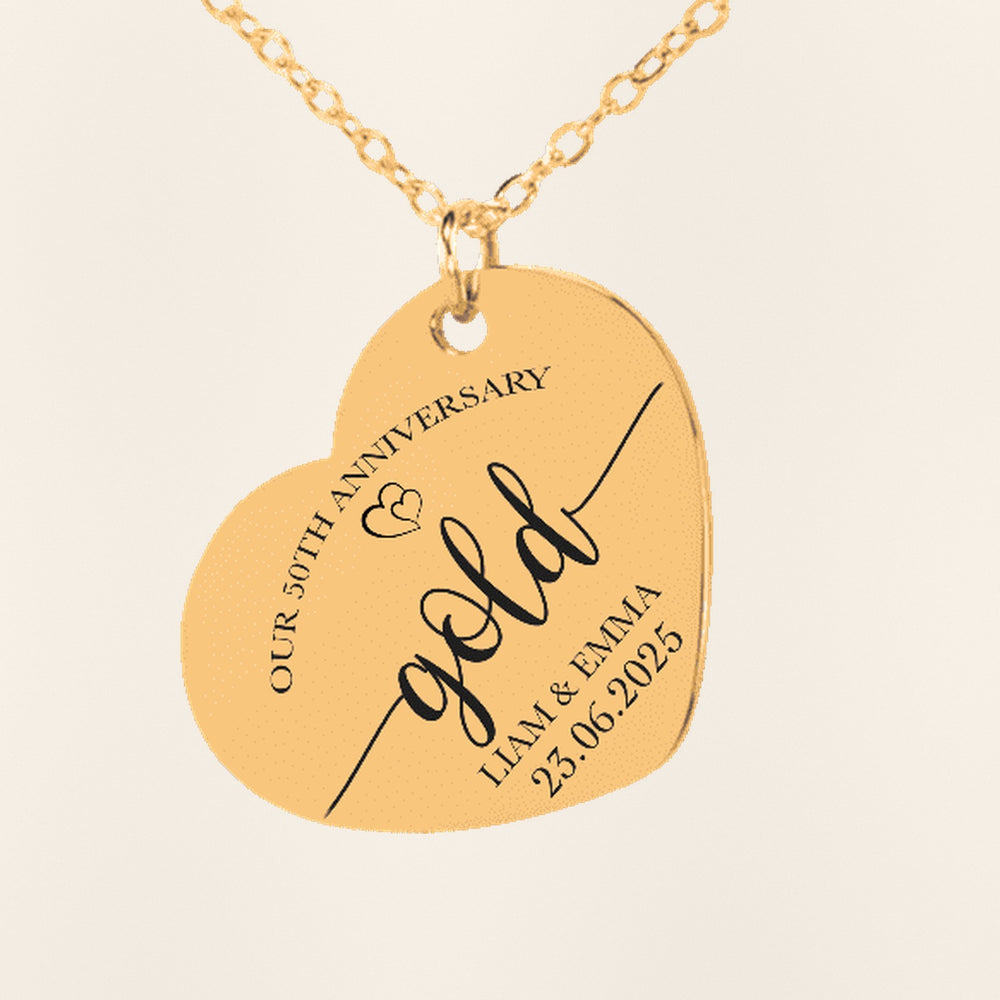 Collier Coeur Anniversaire de Mariage 50 ans : gros plan du motif gravé, exemple de personnalisation en finition dorée.
