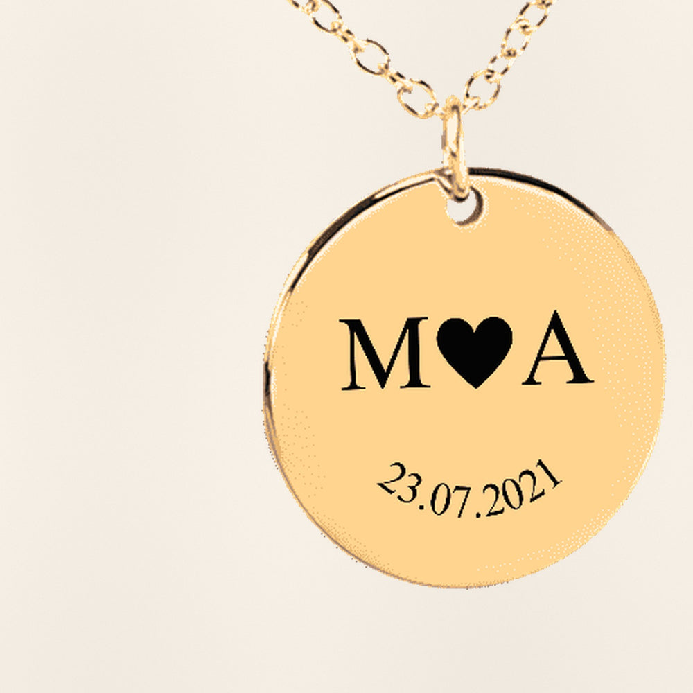Collier Initiales Entrelacées Personnalisé (Etched In Time) : gros plan du motif gravé, exemple de personnalisation en finition dorée.