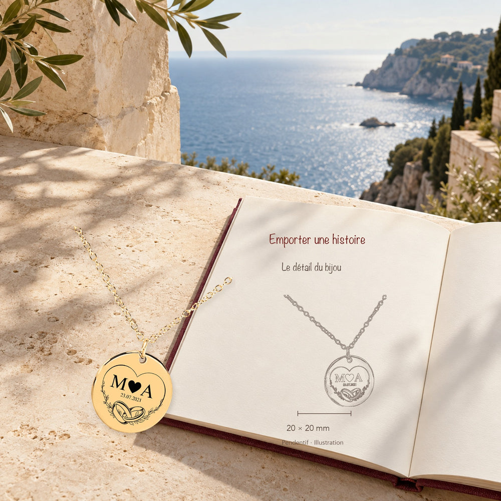 Collier Initiales Entrelacées Personnalisé (Eternal Love) en finition dorée dans un décor méditerranéen, avec dessin du produit sur un carnet.