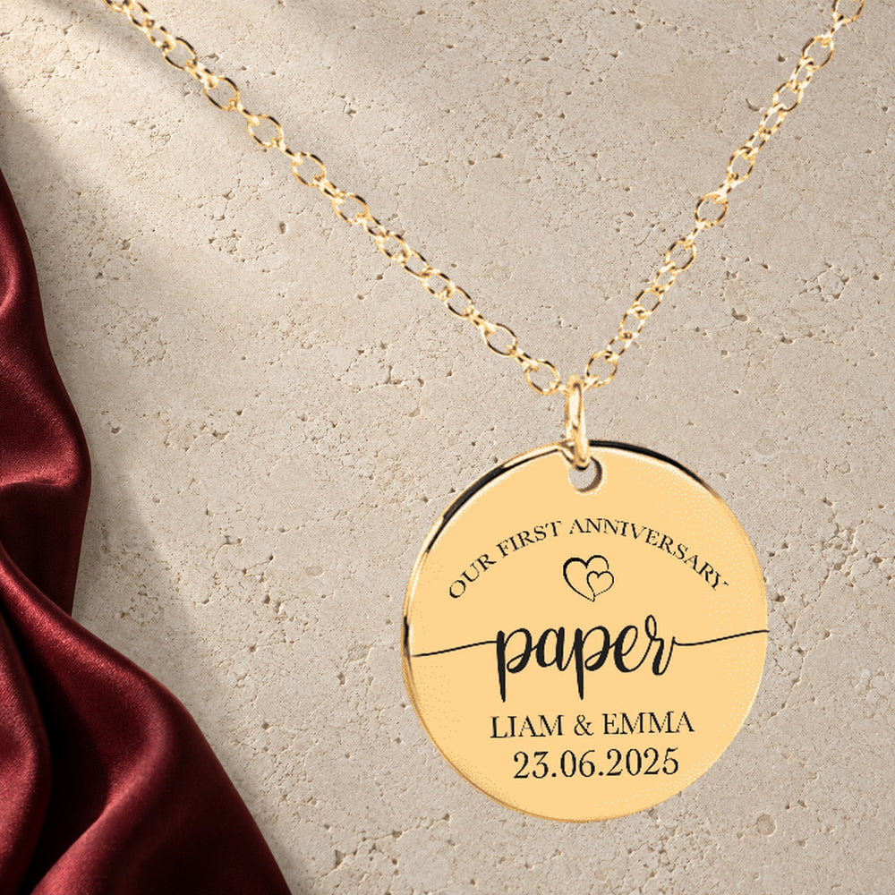 Collier Médaille Anniversaire de Mariage 1 an (noces de coton) en finition dorée sur pierre claire, avec étoffe rouge sanguine ; exemple de personnalisation.