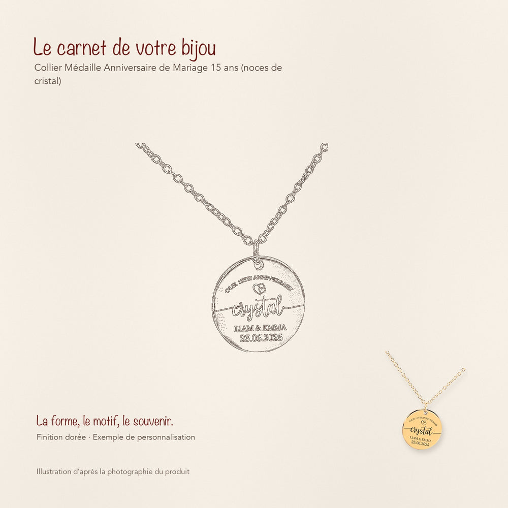 Dessin au trait et photographie du collier Médaille Anniversaire de Mariage 15 ans (noces de cristal) dans une composition de carnet manuscrit.
