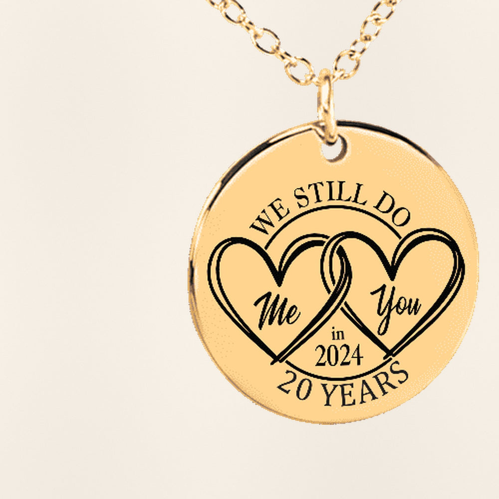 Collier Médaille Anniversaire de Mariage 20 ans (noces de porcelaine) : gros plan du motif gravé, exemple de personnalisation en finition dorée.