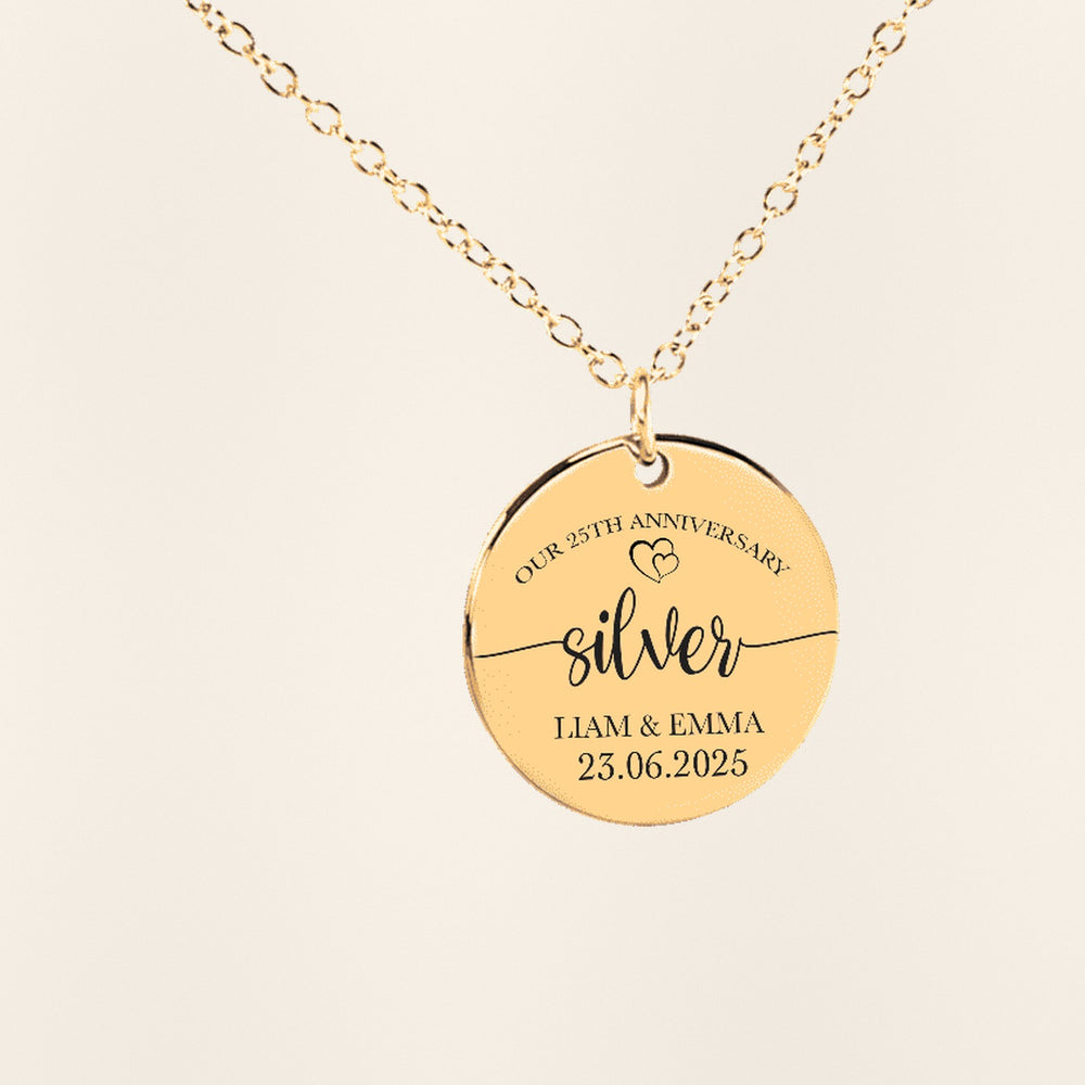 Collier Médaille Anniversaire de Mariage 25 ans (noces d'argent) en finition dorée, exemple de gravure sur fond ivoire texturé.