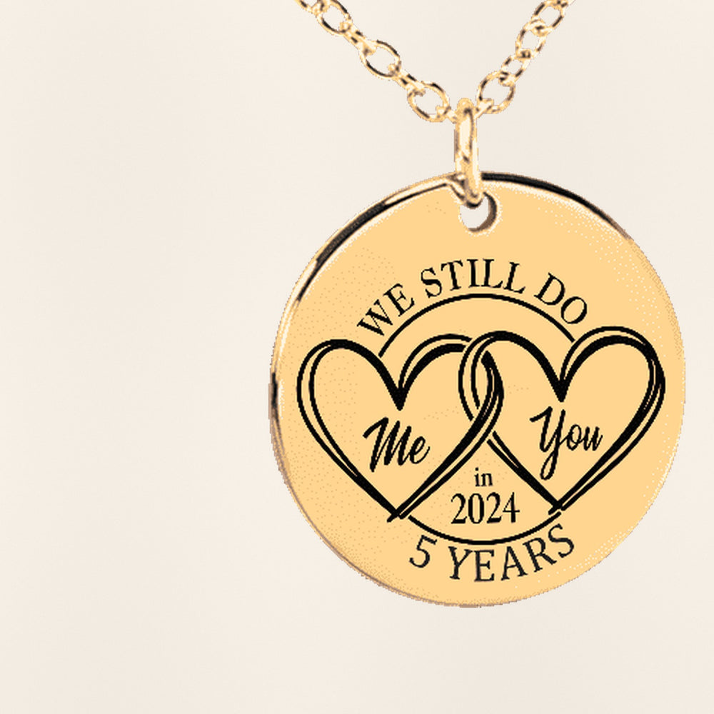 Collier Médaille Anniversaire de Mariage 5 ans (noces de bois) : gros plan du motif gravé, exemple de personnalisation en finition dorée.