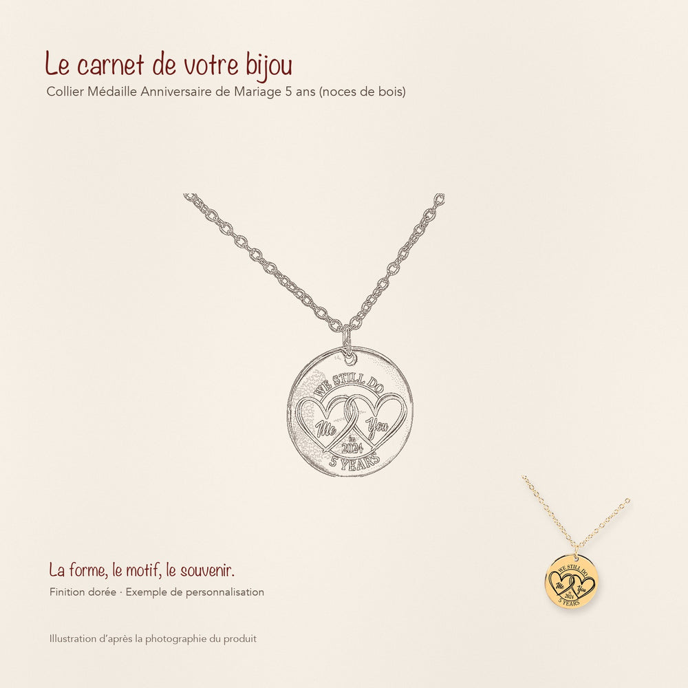 Dessin au trait et photographie du collier Médaille Anniversaire de Mariage 5 ans (noces de bois) dans une composition de carnet manuscrit.