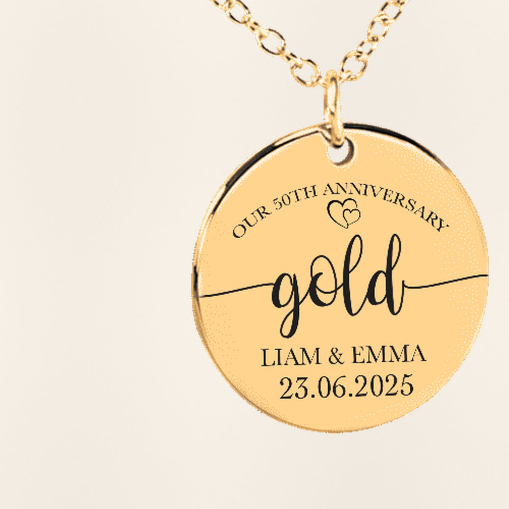 Collier Médaille Anniversaire de Mariage 50 ans (noces d'or) : gros plan du motif gravé, exemple de personnalisation en finition dorée.