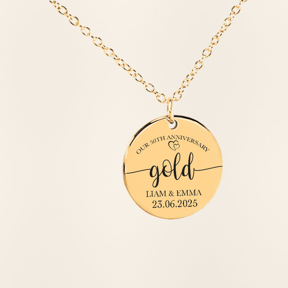 Collier Médaille Anniversaire de Mariage 50 ans (noces d'or) en finition dorée, exemple de gravure sur fond ivoire texturé.