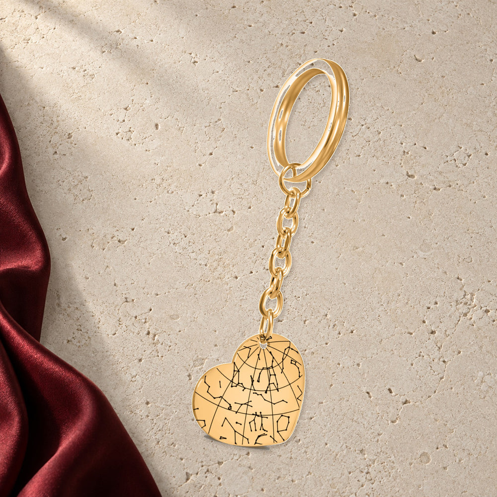 Porte-clés Carte des Étoiles Personnalisé (Coeur) en finition dorée sur pierre claire, avec étoffe rouge sanguine ; exemple de personnalisation.