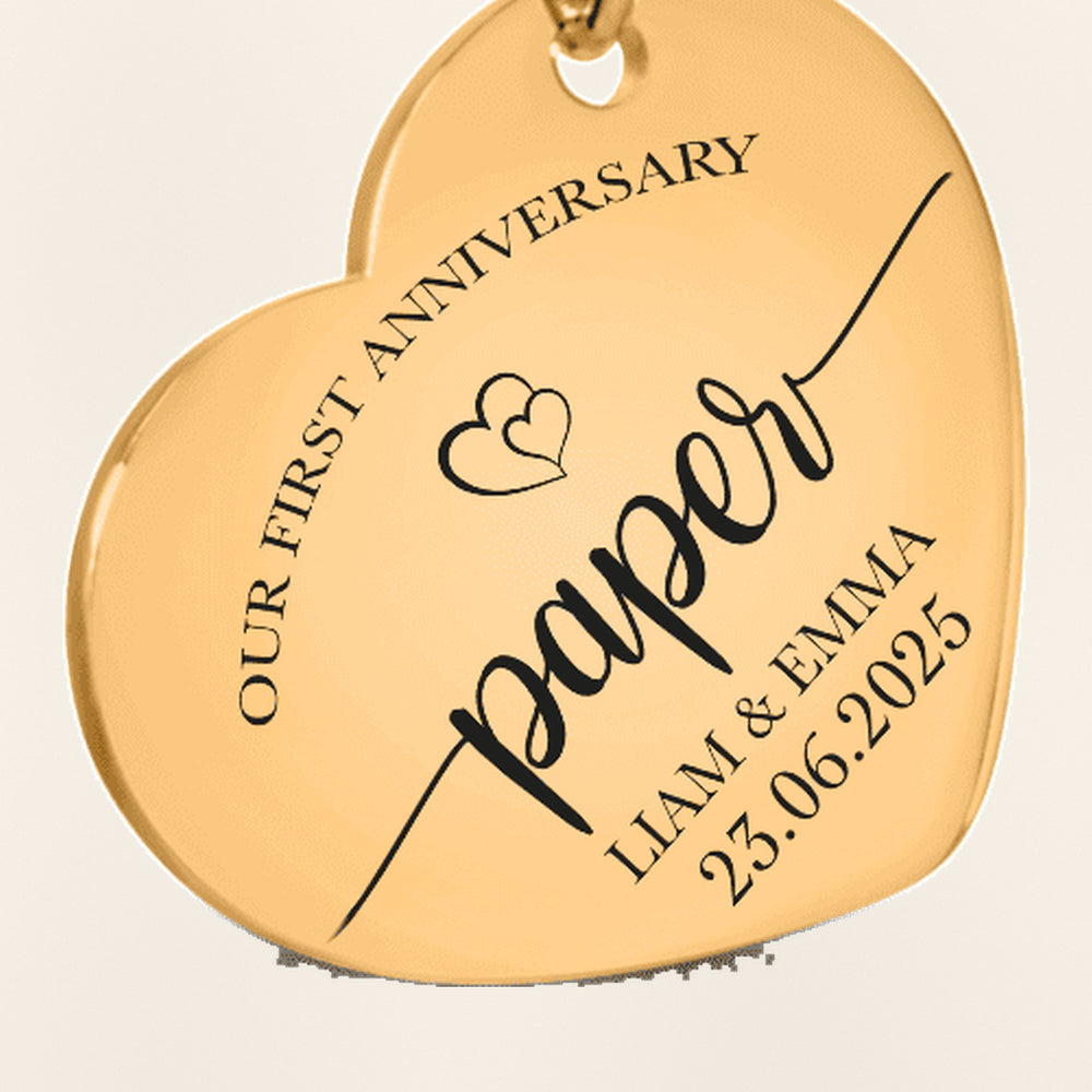 Porte-clés Coeur Anniversaire de Mariage 1 an (noces de coton) : gros plan du motif gravé, exemple de personnalisation en finition dorée.