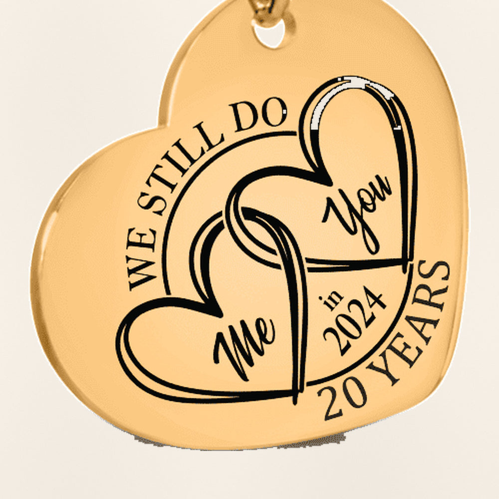 Porte-clés Coeur Anniversaire de Mariage 20 ans (noces de porcelaine) : gros plan du motif gravé, exemple de personnalisation en finition dorée.
