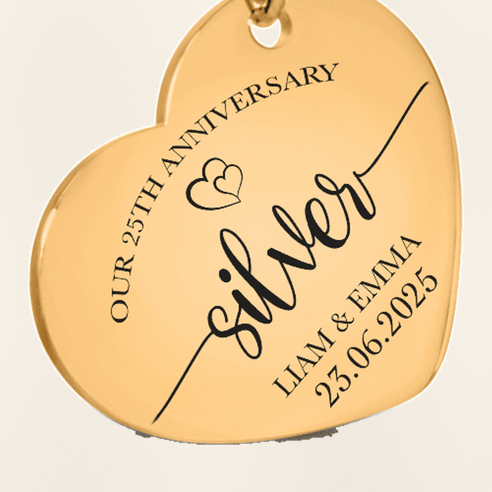 Porte-clés Coeur Anniversaire de Mariage 25 ans : gros plan du motif gravé, exemple de personnalisation en finition dorée.