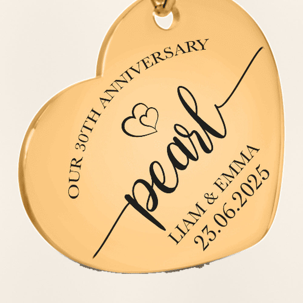 Porte-clés Coeur Anniversaire de Mariage 30 ans (noces de perle) : gros plan du motif gravé, exemple de personnalisation en finition dorée.
