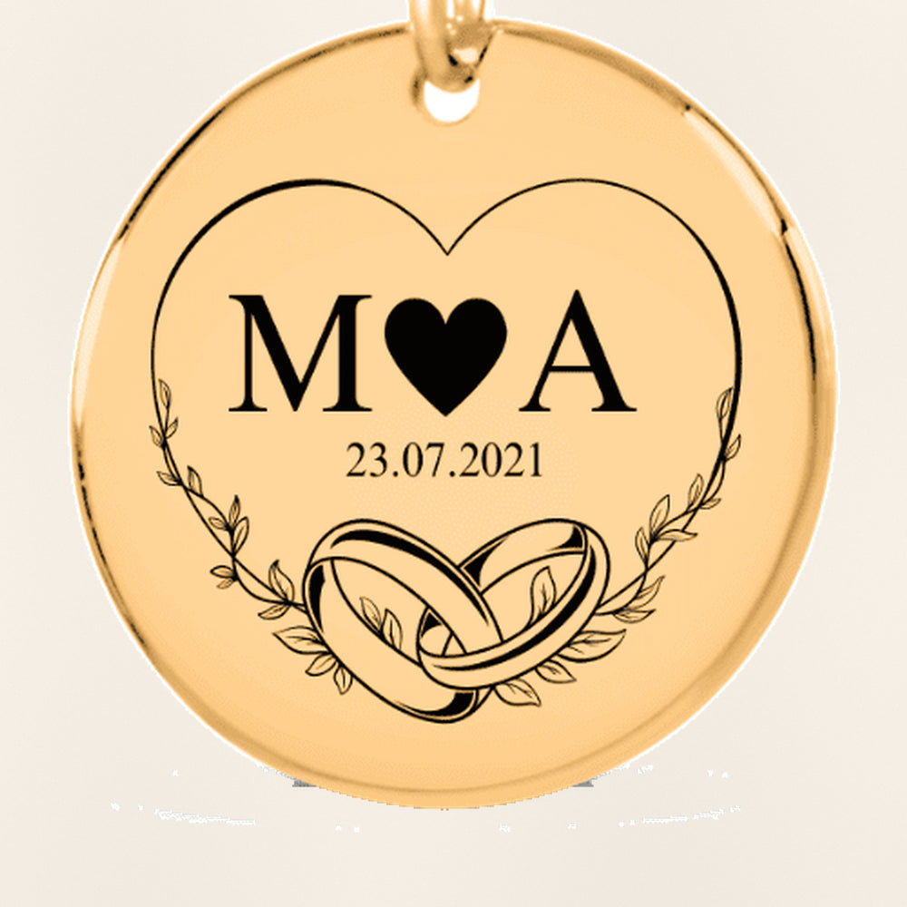 Porte-clés Coeurs Entrelacés Personnalisé (Eternal Love) : gros plan du motif gravé, exemple de personnalisation en finition dorée.