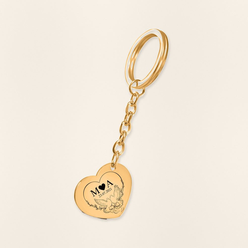 Porte-clés Initiales Entrelacées Personnalisé (Eternal Love Coeur) en finition dorée, exemple de gravure sur fond ivoire texturé.