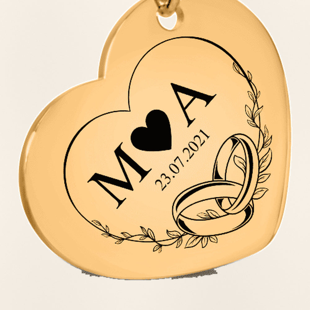 Porte-clés Initiales Entrelacées Personnalisé (Timeless Bond Coeur) : gros plan du motif gravé, exemple de personnalisation en finition dorée.