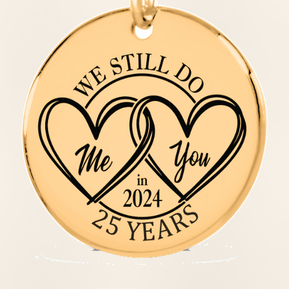 Porte-clés Médaille Anniversaire de Mariage 25 ans : gros plan du motif gravé, exemple de personnalisation en finition dorée.
