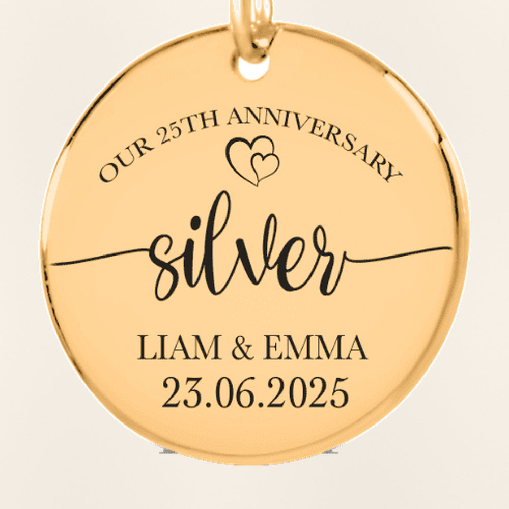 Porte-clés Médaille Anniversaire de Mariage 25 ans (noces d'argent) : gros plan du motif gravé, exemple de personnalisation en finition dorée.