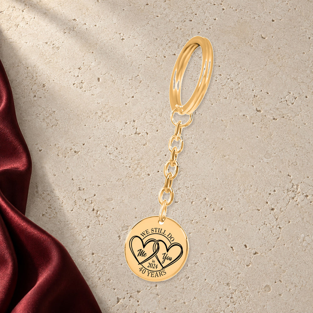 Porte-clés Médaille Anniversaire de Mariage 40 ans (noces d'émeraude) en finition dorée sur pierre claire, avec étoffe rouge sanguine ; exemple de personnalisation.