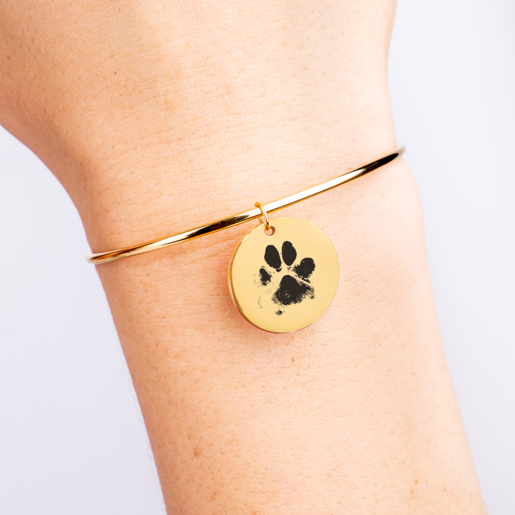 Bracelet jonc personnalisé avec empreinte de patte de chien ou chat gravée — vue 3