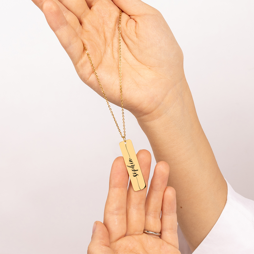 Collier prénom vertical personnalisé gravé sur pendentif barre, acier inoxydable — vue 2