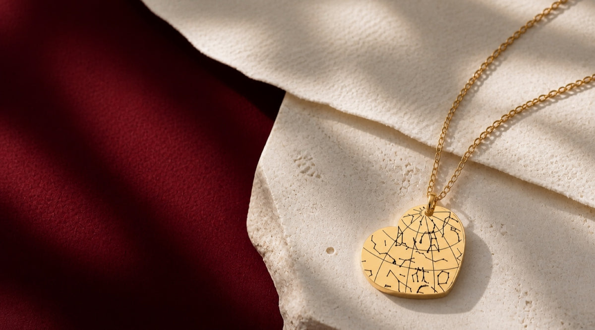 Collier personnalisé doré avec pendentif gravé sur pierre ivoire et tissu rouge