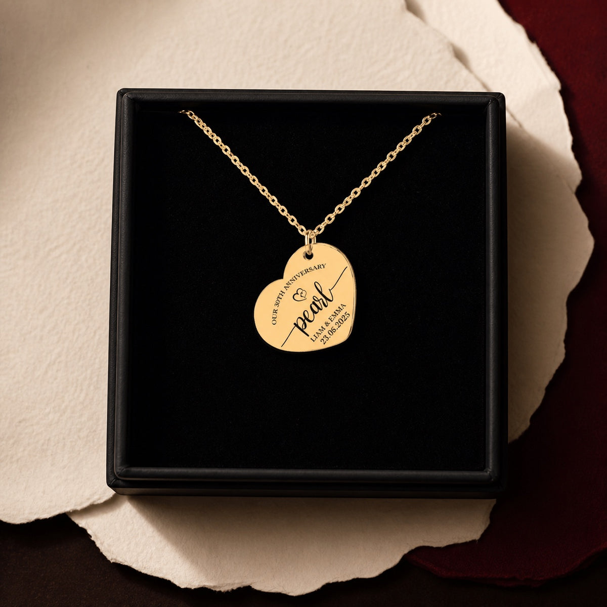 Collier cœur doré gravé pour un trentième anniversaire dans un écrin noir