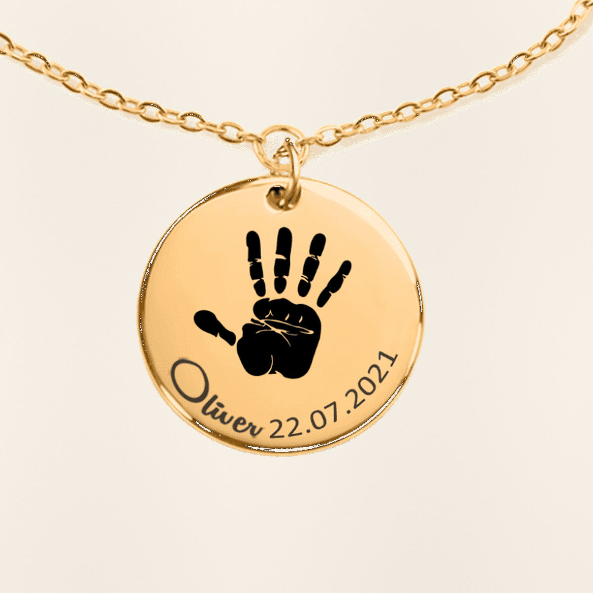 Bracelet Empreinte de Main Réelle Gravée : gros plan du motif gravé, exemple de personnalisation en finition dorée.