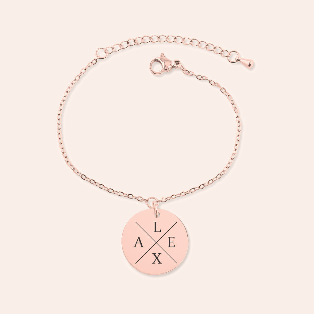 Bracelet Initiales Personnalisé pour 2 à 4 meilleures amies, finition or rose, sur fond ivoire.