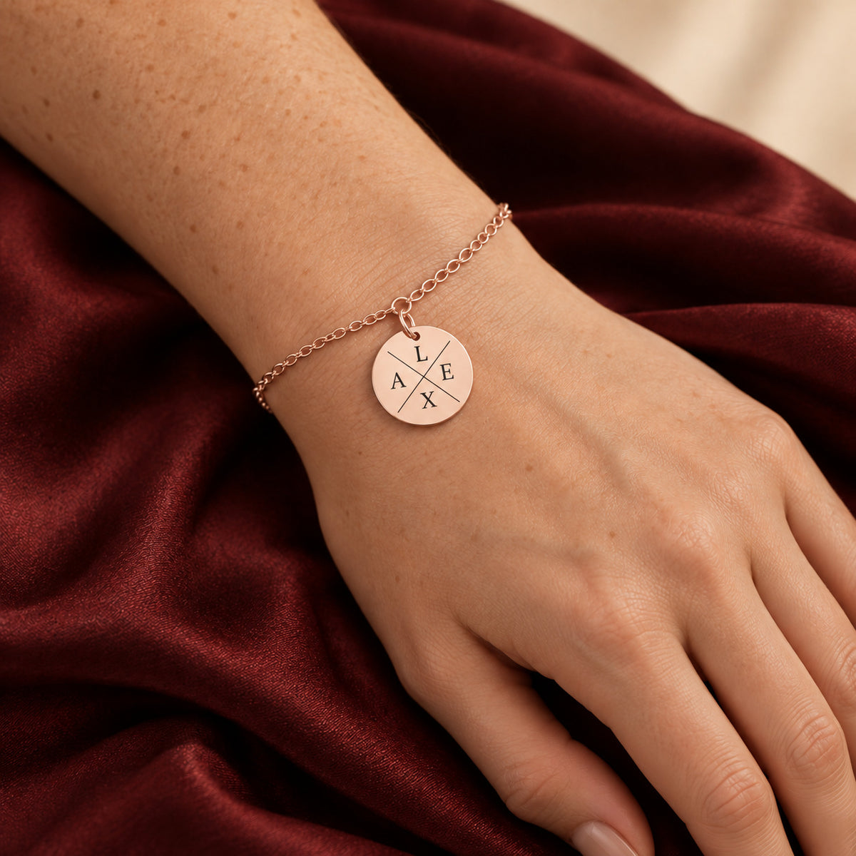 Bracelet Initiales Personnalisé pour 2 à 4 meilleures amies, finition or rose, porté au poignet.