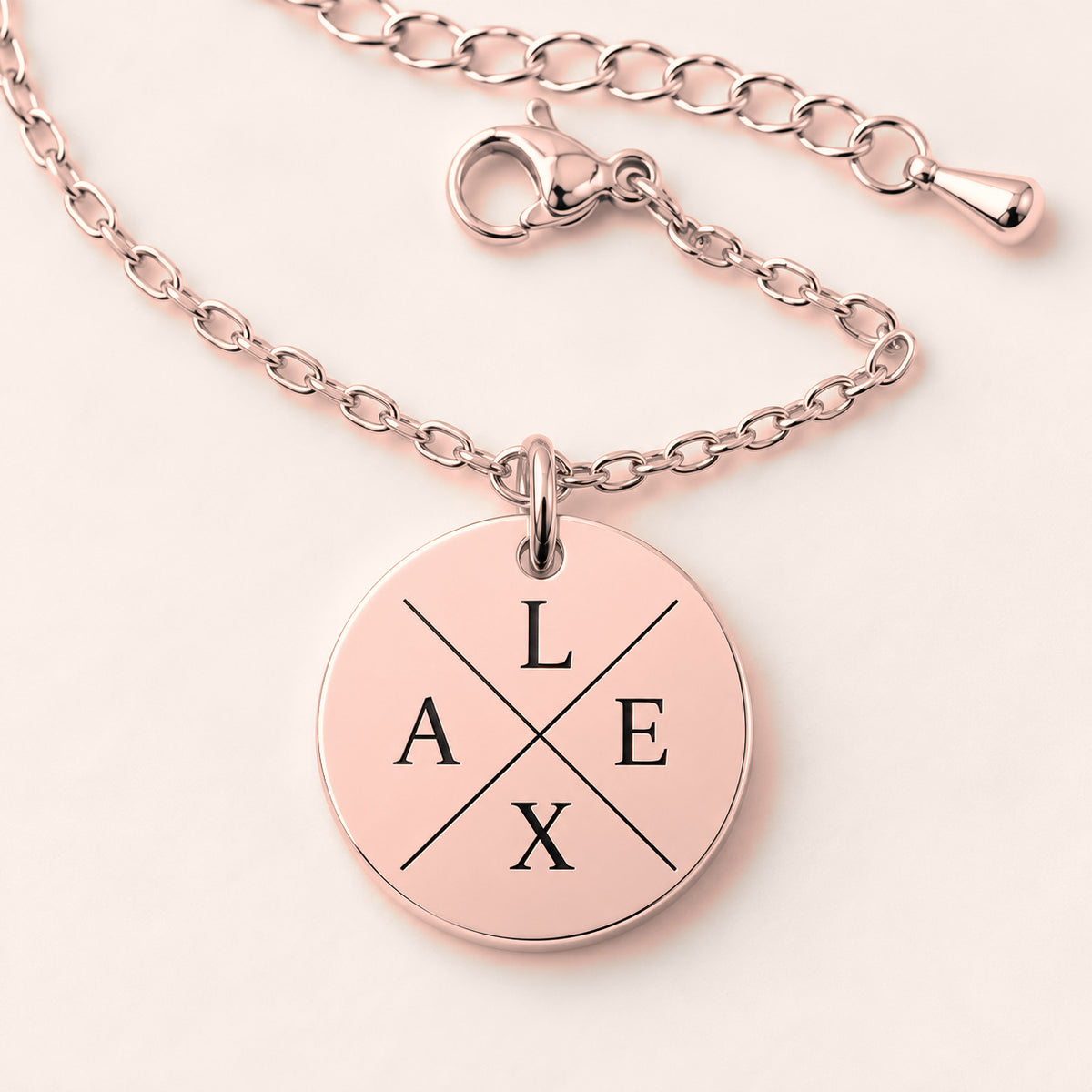 Bracelet Initiales Personnalisé pour 2 à 4 meilleures amies, finition or rose, en gros plan sur la gravure.