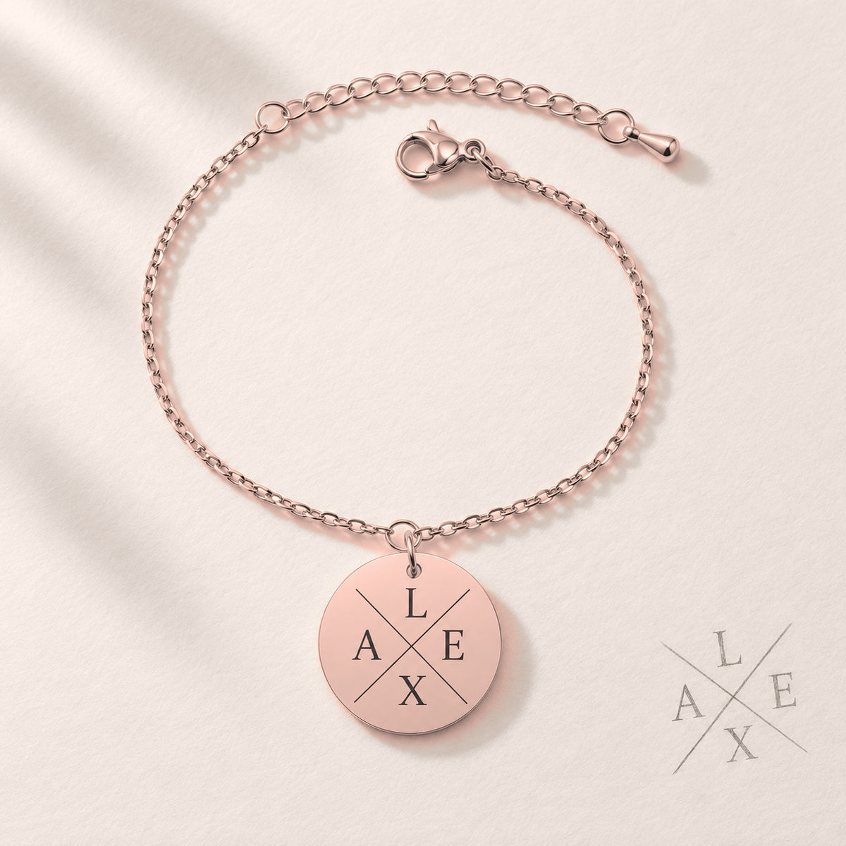 Bracelet Initiales Personnalisé pour 2 à 4 meilleures amies, finition or rose, près d’un croquis au crayon.