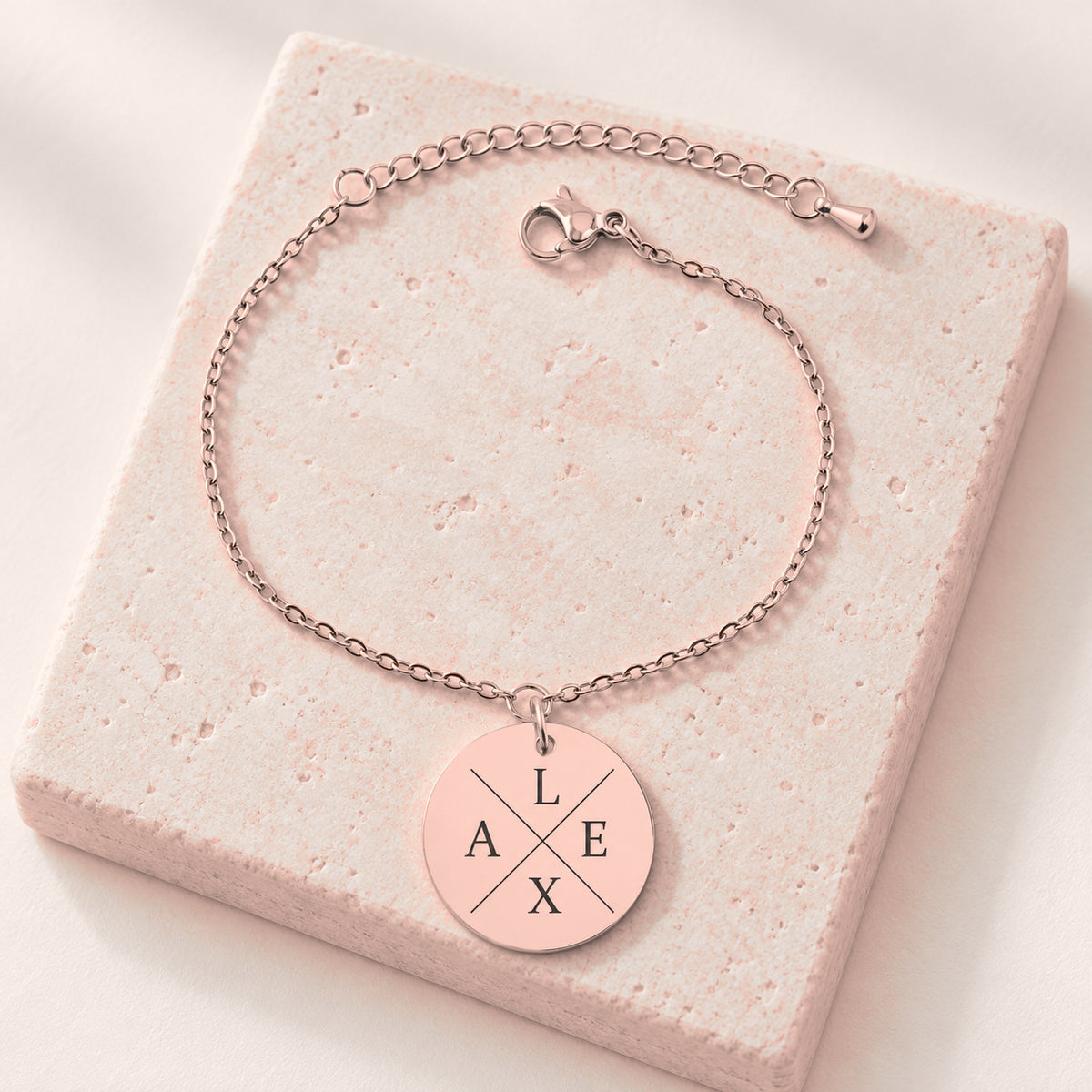 Bracelet Initiales Personnalisé pour 2 à 4 meilleures amies, finition or rose, sur une pierre claire.