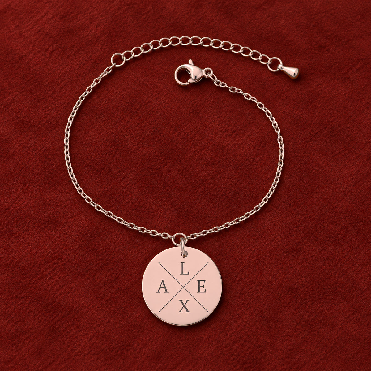 Bracelet Initiales Personnalisé pour 2 à 4 meilleures amies, finition or rose, sur fond rouge sanguine.