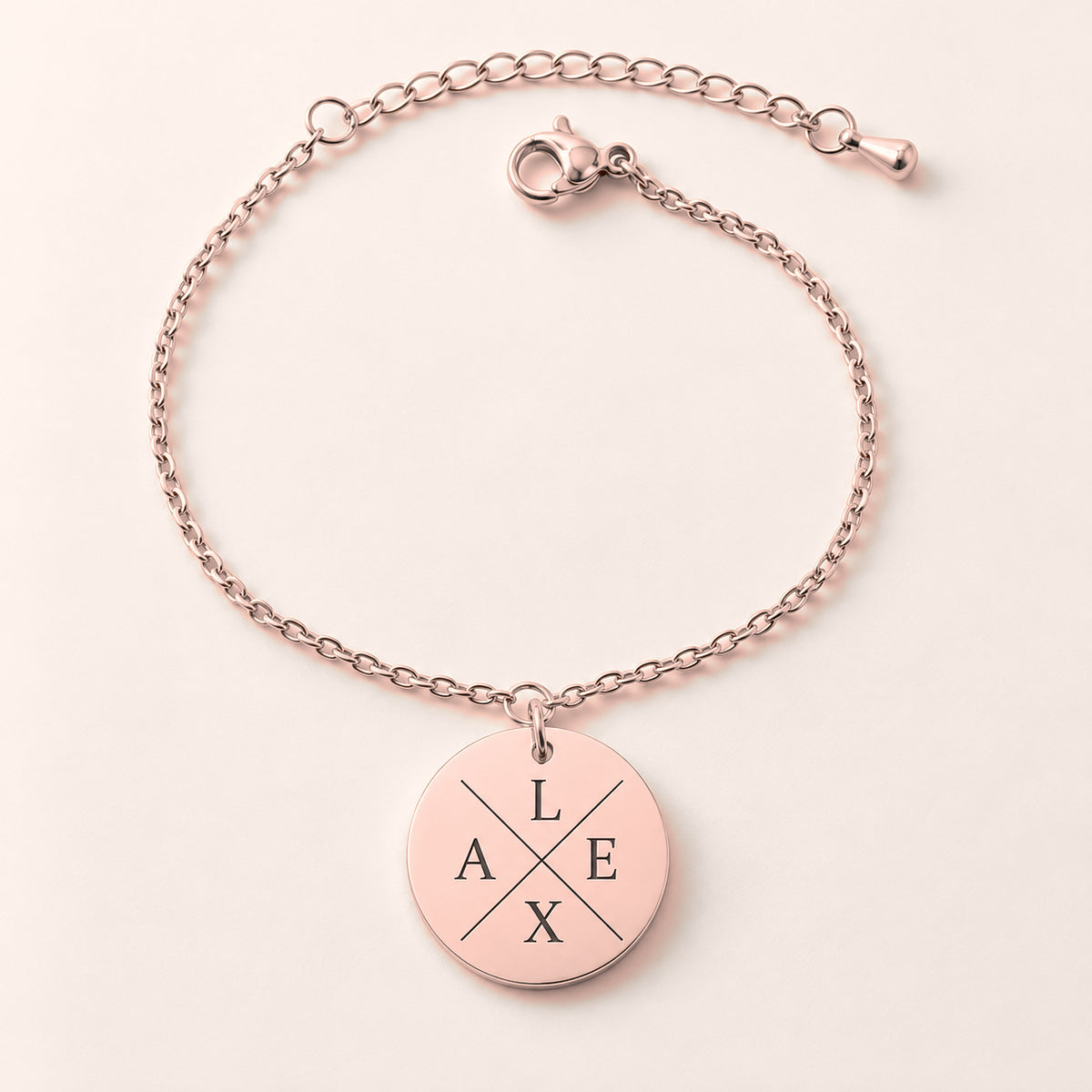 Bracelet Initiales Personnalisé pour 2 à 4 meilleures amies, finition or rose, avec détail du bracelet et de ses attaches.
